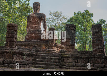 Beeindruckende Buddhastatue im Geschichtspark Kamphaeng Phet Stockfoto