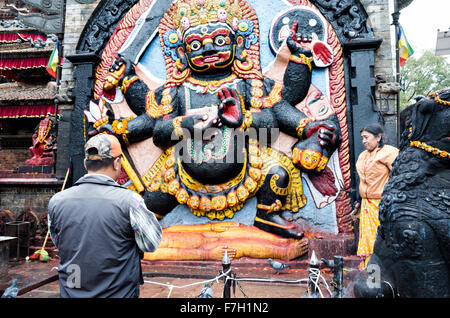 Gebete in Kala Bhairav Tempel, Basantapur, Durbar Square, Kathmandu, 2015, Nepal Stockfoto