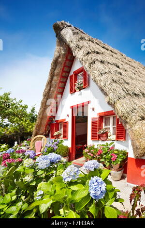 Santana traditionelle Heimat Postkartenmotiv - Insel Madeira, Portugal Stockfoto