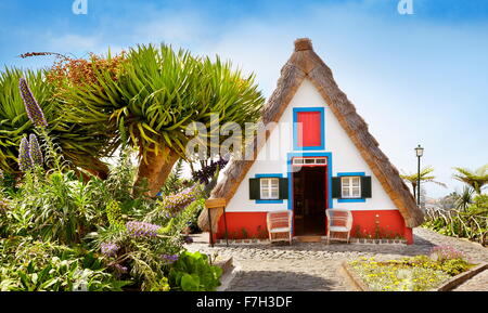 Traditionelle Heimat Postkartenmotiv - Santana, Insel Madeira, Portugal Stockfoto