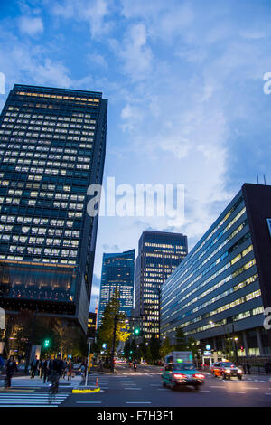 Ministerium für Wirtschaft, Handel und Industrie (rechts) und Iino Gebäude (links), Kasumigaseki, Chiyoda-Ku, Tokyo, Japan Stockfoto