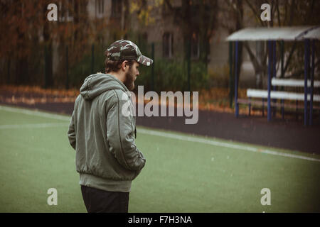 Muskulösen männlichen Athleten Einnahme Pause stehen Entspannung nach dem training Stockfoto