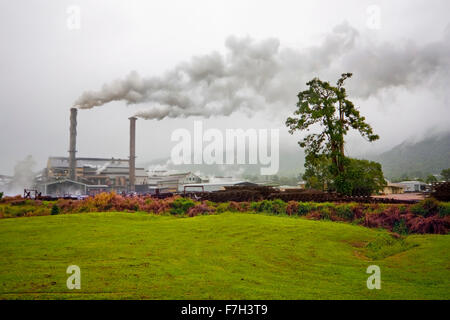 Zuckermühle mit smog Stockfoto