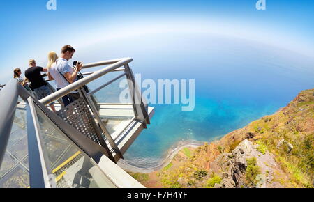 Touristen auf der Panoramaterrasse am Cabo Girao (580 m höchsten) Klippe - Camara de Lobos Insel Madeira, Portugal Stockfoto