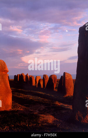 Ales Stenar bei Österlen unter Sonnenuntergang Himmel.  Megalith-Monument in schonen in Südschweden. Wikinger-Schiff von Steinen. Stockfoto