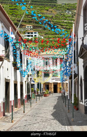 Straße, dekoriert mit Blumen aus Papier auf fest der Insel Madeira, Camara de Lobos, Madeira, Portugal Stockfoto