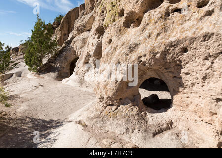 Der Tsankawi Ruinen Weg führt entlang einer Tuff Klippe, Bandelier National Monument, New Mexico Stockfoto