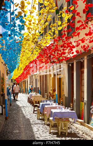 Straße, dekoriert mit Blumen aus Papier fest von Madeira, Funchal Altstadt, die Insel Madeira, Portugal Stockfoto