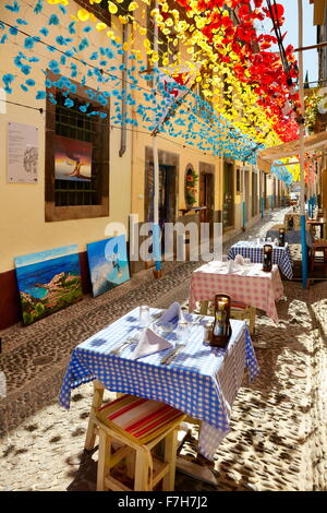 Straße, dekoriert mit Blumen aus Papier fest von Madeira, Funchal Altstadt, die Insel Madeira, Portugal Stockfoto