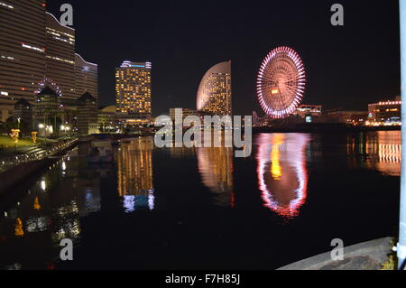 Schöne Yokohama Hafen Hafen Minato Mirari in Nacht mit langen Belichtungszeiten um Beleuchtung zu decken Stockfoto