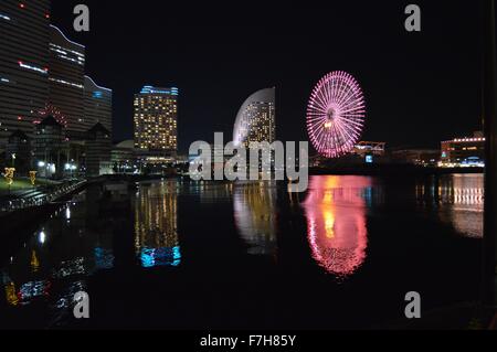 Schöne Yokohama Hafen Hafen Minato Mirari in Nacht mit langen Belichtungszeiten um Beleuchtung zu decken Stockfoto
