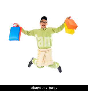 Traditionelle malaiische männlichen Einkaufs- und springen in Freude während Hari Raya Ramadan festival Stockfoto