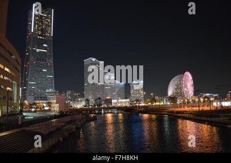 Schöne Yokohama Hafen Hafen Minato Mirari in Nacht mit langen Belichtungszeiten um Beleuchtung zu decken Stockfoto