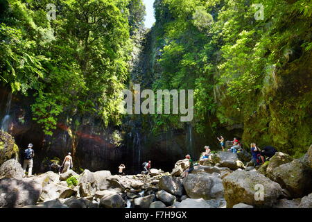 Touristen, die Ruhe an der Levada 25 Brunnen, Rabacal, Insel Madeira, Portugal Stockfoto