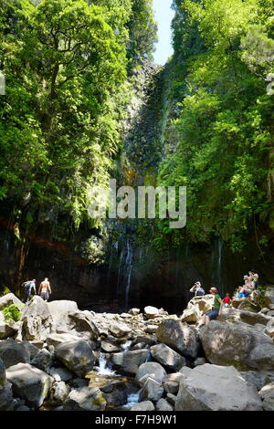 Touristen, die Ruhe an der Levada 25 Brunnen, Rabacal, Insel Madeira, Portugal Stockfoto