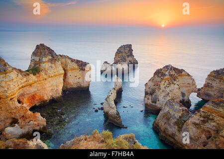 Sonnenaufgang am Algarve-Küste in der Nähe von Lagos, Portugal Stockfoto