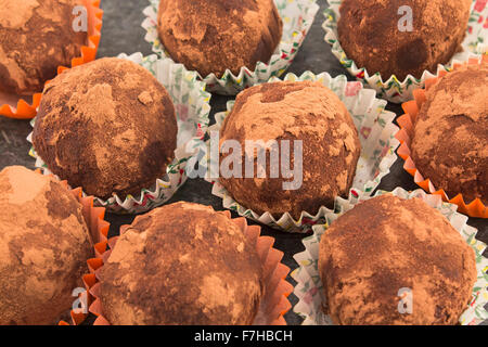 Schokokugeln Trüffel mit Rum und Rosinen. Stockfoto