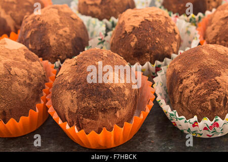 Schokokugeln Trüffel mit Rum und Rosinen. Stockfoto