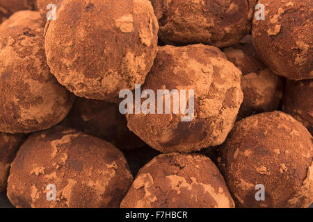 Schokokugeln Trüffel mit Rum und Rosinen. Stockfoto