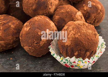 Schokokugeln Trüffel mit Rum und Rosinen. Stockfoto