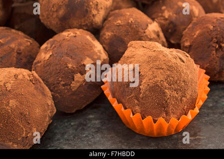 Schokokugeln Trüffel mit Rum und Rosinen. Stockfoto