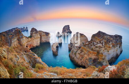 Algarve-Küste vor Sonnenaufgang, Ponta da Piedade, Algarve, Lagos, Portugal Stockfoto