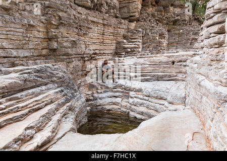 Des Wanderers Treppe aufsteigend eine natürliche Treppe in einem trockenen Bach, Guadalupe Mountains Nationalpark, Texas Stockfoto