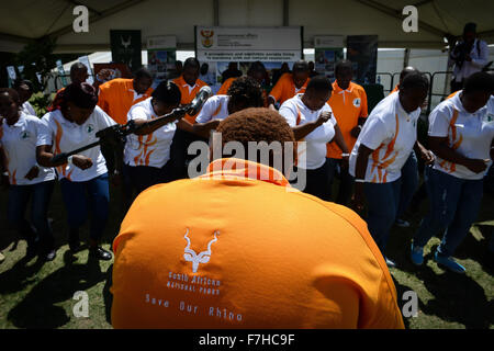 (151201)--JOHANNESBURG, 1. Dezember 2015 (Xinhua)--lokale Chormitglieder, die sich T-shirts schreiben, dass anziehen "Rettet unsere Nashörner" während der World Wildlife Day Feier im Kruger National Park (KNP), Mpumalanga, Südafrika, am 3. März 2015 durchzuführen. KNP, Reserven eines Afrikas größte Spiel im nordöstlichen Südafrika, weiterhin die Hauptlast der Nashorn-Wilderei, 293 Nashörner in den ersten vier Monaten dieses Jahres zu verlieren. Südafrika ist Heimat von ca. 21.000 weiße und schwarze Nashörner, von denen meisten in der KNP zu finden sind. Dies entspricht 93 Prozent der Weltbevölkerung insgesamt Rhino. Bei der Stockfoto