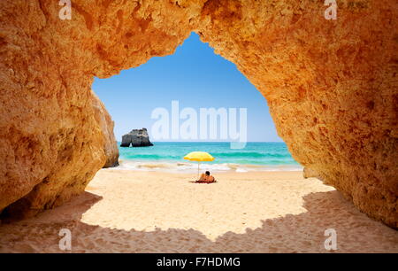 Entspannende Tourist am Prainha Beach in der Nähe von Alvor, Algarve, Portugal Stockfoto