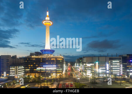 Abend Dämmerung Luftbild von Kyoto Tower, Stadtzentrum gelegene Gebäude beleuchtet und nachfolgende Ampel am Sonnenuntergang während der blauen Stunde Stockfoto