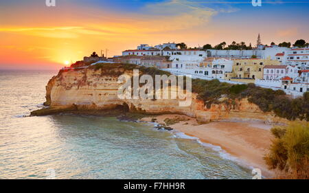 Sonnenuntergang an der Küste der Algarve, Carvoeiro, Portugal Stockfoto
