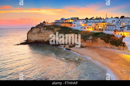 Algarve-Küste, Carvoeiro bei Sonnenuntergang, Portugal Stockfoto