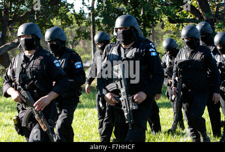 Escuintla, Guatemala. 30. November 2015. Polizisten bewachen vor einem Gefängnis, wo ein Aufruhr angeblich zwischen rivalisierenden Banden inhaftiert, in Escuintla Department, Guatemala, am 30. November 2015 brach aus. Mindestens 17 Insassen sind gestorben, nachdem ein Aufstand brach angeblich zwischen rivalisierenden inhaftierten Banden in einem Gefängnis in Guatemala der südlichen Abteilung von Escuintla, kündigte der zentralamerikanischen Landes Staatsanwaltschaft am Montag. Bildnachweis: Flavio Sosa/Xinhua/Alamy Live-Nachrichten Stockfoto