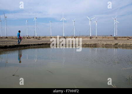 COX BAZAR, Bangladesch - November 29: Windmühle im Bereich Klimawandel und den Meeresspiegel ansteigen Kutubdia Insel am 29. November 2015.  Kutubdia, eine Insel vor der Cox Bazar Küste. die Widrigkeiten der Natur ausgelöst vor allem durch Klima ändern. In den letzten zwei Jahrzehnten wurden die Auswirkungen des Klimawandels in Bangladesch Beschleunigung. Kutubdia ist auch schwer getroffen. Der Platz ist sehr anfällig für Wirbelstürme und Sturmfluten, die häufige und intensive in Bangladesch sowie steigender Meeresspiegel und stärkeren Wellen geworden sind. Das Ergebnis ist massive Erosion und Salininty eindringen, zerstören nicht nur farmi Stockfoto