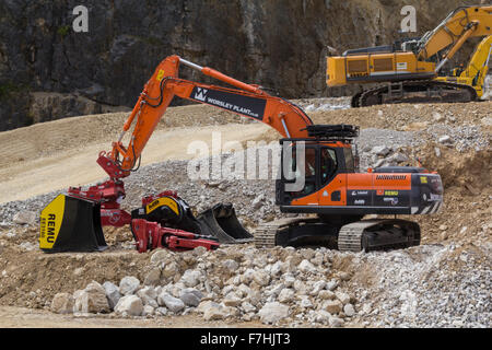 Demonstration der Bagger mit einer Auswahl von Anlagen auf Hillhead Steinbruch Recycling und Baumesse Stockfoto