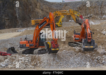 Demonstration der Bagger auf Hillhead Steinbruch Recycling und Baumesse Stockfoto