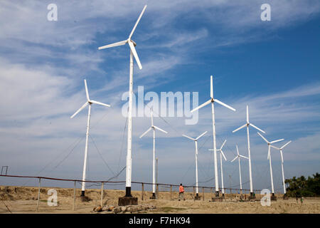 COX BAZAR, Bangladesch - November 29: Windmühle im Bereich Klimawandel und den Meeresspiegel ansteigen Kutubdia Insel am 29. November 2015.  Kutubdia, eine Insel vor der Cox Bazar Küste. die Widrigkeiten der Natur ausgelöst vor allem durch Klima ändern. In den letzten zwei Jahrzehnten wurden die Auswirkungen des Klimawandels in Bangladesch Beschleunigung. Kutubdia ist auch schwer getroffen. Der Platz ist sehr anfällig für Wirbelstürme und Sturmfluten, die häufige und intensive in Bangladesch sowie steigender Meeresspiegel und stärkeren Wellen geworden sind. Das Ergebnis ist massive Erosion und Salininty eindringen, zerstören nicht nur farmi Stockfoto