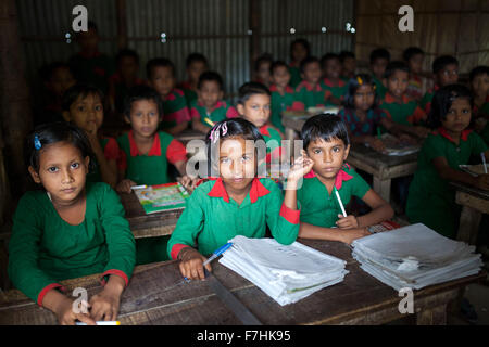 COX BAZAR, Bangladesch - November 29: Schüler der betroffenen durch steigende Bereich Meeresspiegel innerhalb ihrer Schule in Kutubdia Insel im Cox Bazar Viertel am 29. November 2015.  Kutubdia, eine Insel vor der Cox Bazar Küste. die Widrigkeiten der Natur ausgelöst vor allem durch Klima ändern. In den letzten zwei Jahrzehnten wurden die Auswirkungen des Klimawandels in Bangladesch Beschleunigung. Kutubdia ist auch schwer getroffen. Der Platz ist sehr anfällig für Wirbelstürme und Sturmfluten, die häufige und intensive in Bangladesch sowie steigender Meeresspiegel und stärkeren Wellen geworden sind. Das Ergebnis ist massive Erosion und Stockfoto