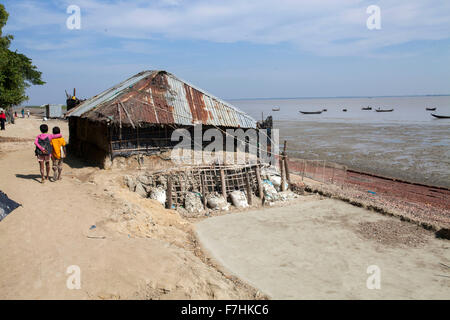 COX BAZAR, Bangladesch - November 29: Ansicht des Klimawandels und den Meeresspiegel ansteigen Gegend in Kutubdia Insel am 29. November 2015.  Kutubdia, eine Insel vor der Cox Bazar Küste. die Widrigkeiten der Natur ausgelöst vor allem durch Klima ändern. In den letzten zwei Jahrzehnten wurden die Auswirkungen des Klimawandels in Bangladesch Beschleunigung. Kutubdia ist auch schwer getroffen. Der Platz ist sehr anfällig für Wirbelstürme und Sturmfluten, die häufige und intensive in Bangladesch sowie steigender Meeresspiegel und stärkeren Wellen geworden sind. Das Ergebnis ist massive Erosion und Salininty eindringen, zerstören nicht nur Landwirtschaft Stockfoto