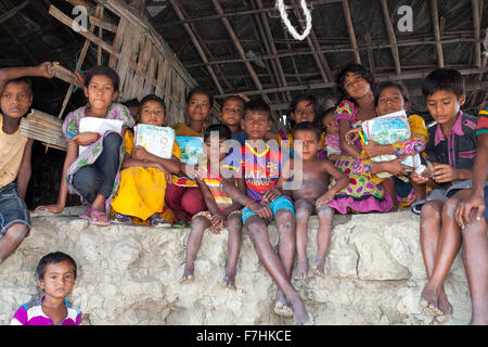 COX BAZAR, Bangladesch - November 29: Kinder im Klimawandel und den Meeresspiegel ansteigen betroffen gebrochen Haus in Kutubdia Insel von Cox Bazar Viertel am 29. November 2015.  Kutubdia, eine Insel vor der Cox Bazar Küste. die Widrigkeiten der Natur ausgelöst vor allem durch Klima ändern. In den letzten zwei Jahrzehnten wurden die Auswirkungen des Klimawandels in Bangladesch Beschleunigung. Kutubdia ist auch schwer getroffen. Der Platz ist sehr anfällig für Wirbelstürme und Sturmfluten, die häufige und intensive in Bangladesch sowie steigender Meeresspiegel und stärkeren Wellen geworden sind. Das Ergebnis sind massive erosio Stockfoto