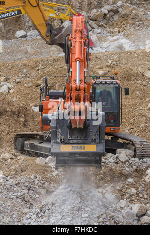 Demonstration der Bagger auf Hillhead Steinbruch Recycling und Baumesse Stockfoto