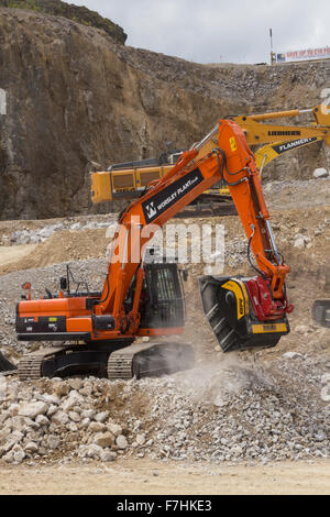 Demonstration der Bagger auf Hillhead Steinbruch Recycling und Baumesse Stockfoto