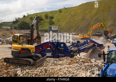 Demonstration der mobilen Brech Einheiten und Bagger auf Hillhead Steinbruch Recycling und Baumesse Stockfoto