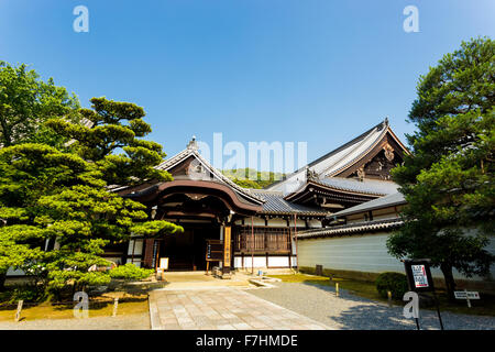 Schöne japanische Holzkonstruktion, Seiteneingang Chion-In buddhistischen Tempel und Steinweg tagsüber in Kyoto, Japan Stockfoto