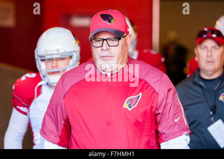 Santa Clara, CA. 29. November 2015. Arizona Cardinals Cheftrainer Bruce Arians führt sein Team auf dem Feld vor dem NFL-Football-Spiel zwischen den Arizona Cardinals und die San Francisco 49ers im Levi's-Stadion in Santa Clara, Kalifornien. Die Cardinals geschlagen die 49ers 19-13. Damon Tarver/Cal Sport Media/Alamy Live-Nachrichten Stockfoto