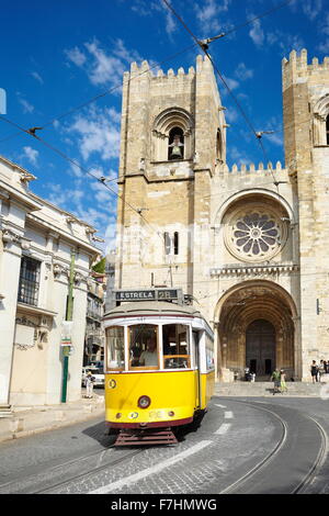 Tram 28, berühmteste Linie Straßenbahn- und Kathedrale Sé, Stadtteil Alfama, Lissabon, Portugal Stockfoto