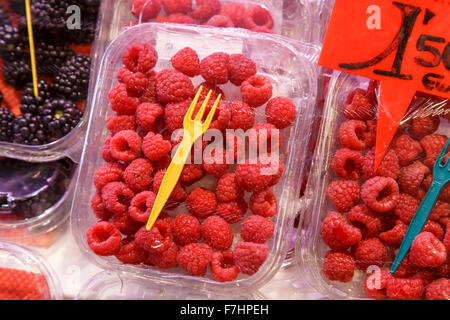 Frische Himbeeren in Kunststoff-box Stockfoto