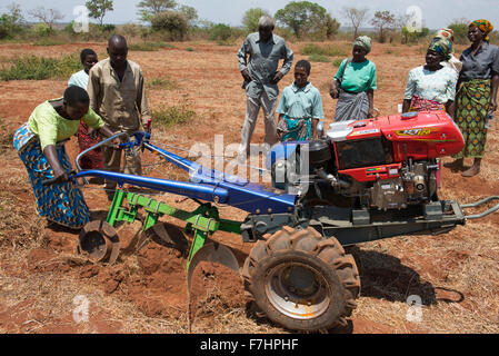 MALAWI, Lilongwe, Hand Traktor Ausbildung für Frauen kleinen Landwirt Stockfoto