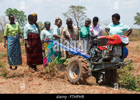 MALAWI, Lilongwe, Hand Traktor Ausbildung für Frauen kleinen Landwirt Stockfoto