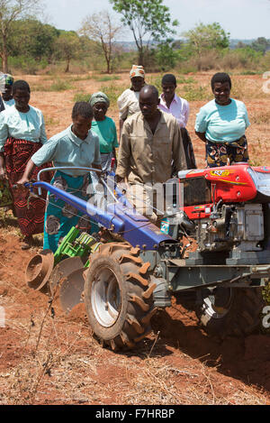 MALAWI, Lilongwe, Hand Traktor Ausbildung für Frauen kleinen Landwirt Stockfoto